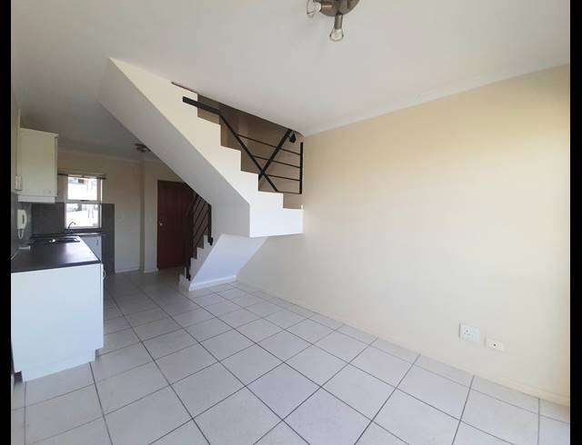6 BEDROOM APARTMENT FOR SALE IN UITZICHT